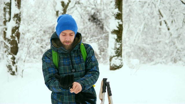 独自穿过雪山的旅行者。视频素材