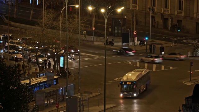 西班牙马德里的夜景。交通繁忙的十字路口视频素材