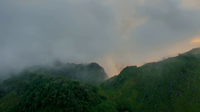 在泰国清迈的Doi Luang Chiang道上，落日和薄雾的流逝视频素材