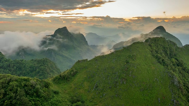 在泰国清迈的Doi Luang Chiang道上，落日和薄雾的流逝视频素材