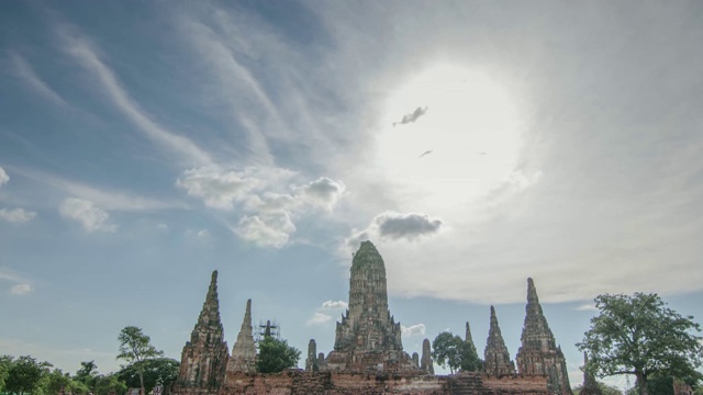 时光流逝雕塑景观在Wat Chai Wattanaram古塔，佛教寺庙在大城府，泰国视频素材