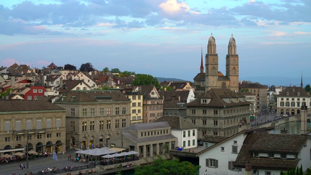 苏黎世天际线Grossmünster，平移视频素材