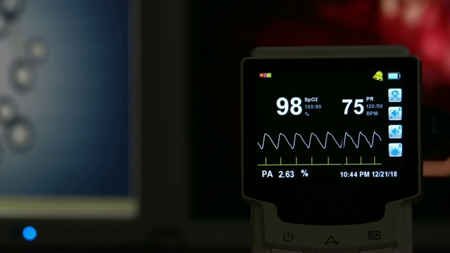 医院的心电图监测器。血氧饱和度，心率。视频素材