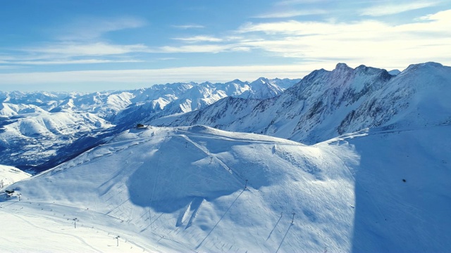 飞过滑雪缆车和滑雪场。鸟瞰图滑雪缆车在雪山。冬季滑雪和单板滑雪的好天气。视频素材