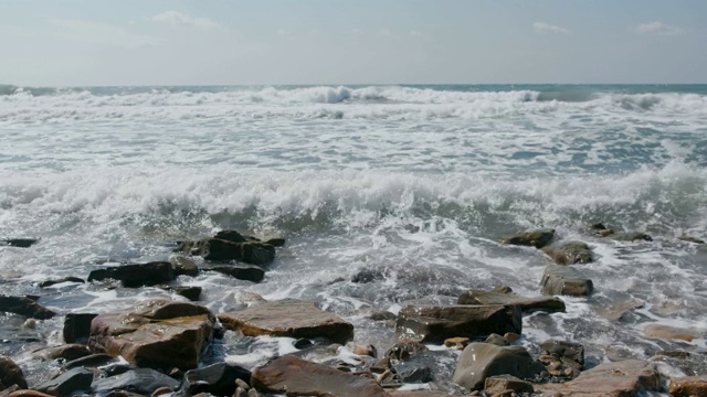 美丽的海浪在石滩上。视频素材