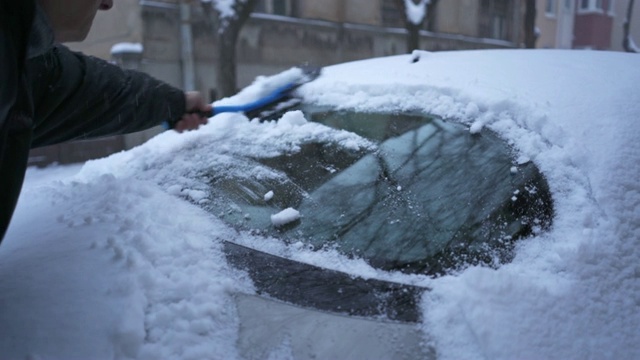 清理后挡风玻璃上的积雪视频素材