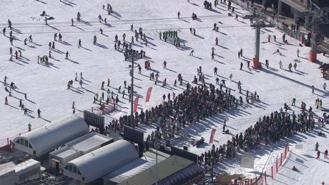 在韩国江原道的大明度假村维瓦尔第公园(滑雪胜地)，滑雪者在等待滑雪缆车视频素材