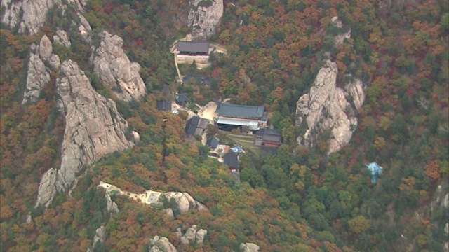 位于韩国京畿道的Seoraksan山(热门旅游目的地)周围的寺庙视频素材