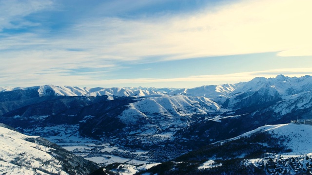 鸟瞰图后面的村庄山脉，一个冬天的风景。法国的山脉被雪覆盖着。视频素材