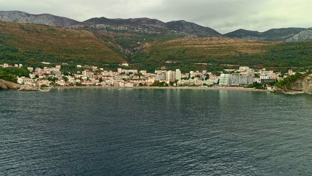 鸟瞰图的老城亚得里亚海海岸，黑山，Petrovac -股票视频视频素材