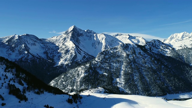 鸟瞰图的野生滑雪场。鸟瞰图滑雪胜地与滑雪缆车在山上在一个阳光明媚的日子。法国的山脉被雪覆盖着。冬天滑雪的好天气。视频素材