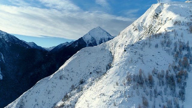 令人惊叹的航拍野生山脉。冬天，在一个阳光明媚的日子里，多雪的岩石山。法国的山脉被雪覆盖着。冬天滑雪的好天气。视频素材