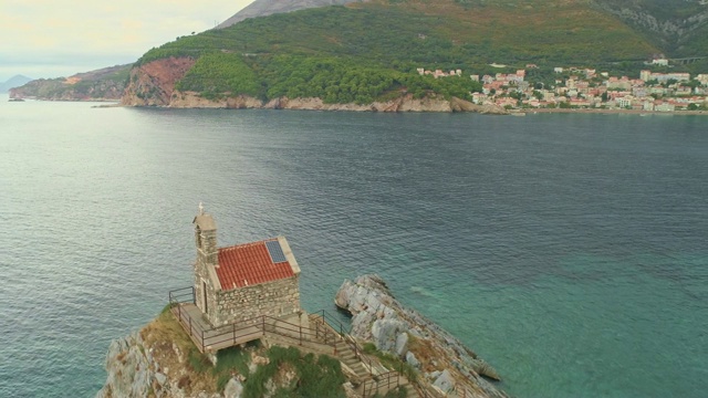 鸟瞰图的老城亚得里亚海海岸，黑山，Petrovac -股票视频视频素材