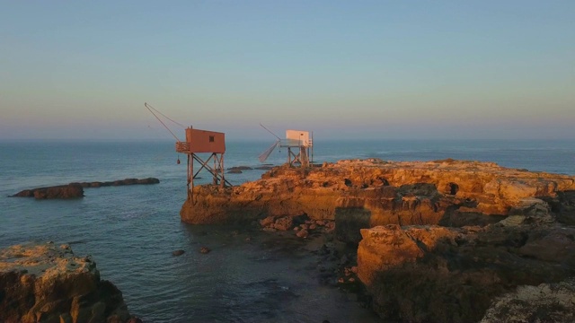 2018年10月，在朗德斯，圣帕莱滨海，法国大西洋海岸的钓鱼小屋在日出时的航拍视频视频素材