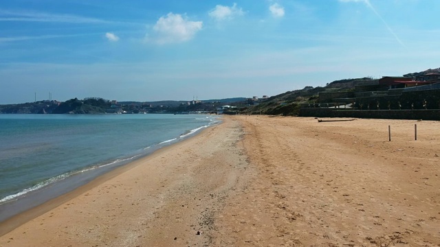 阳光明媚的海滩鸟瞰图视频素材