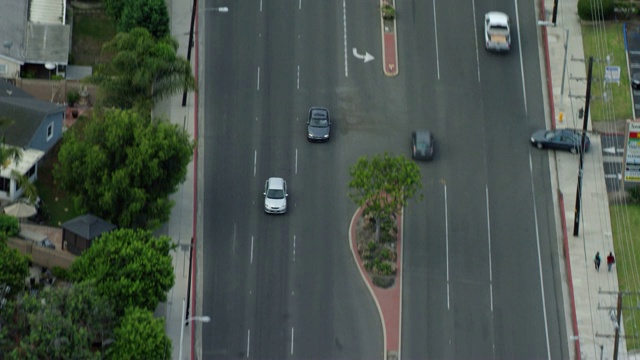 在城市高速公路上行驶的汽车鸟瞰图视频素材