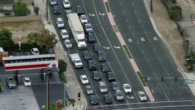 加油站附近高速公路交通鸟瞰图视频素材