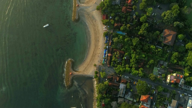 印尼巴厘岛海岸海滩的鸟瞰图。视频素材