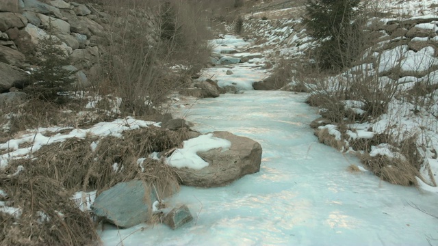 冬季冰冻河流鸟瞰图视频素材