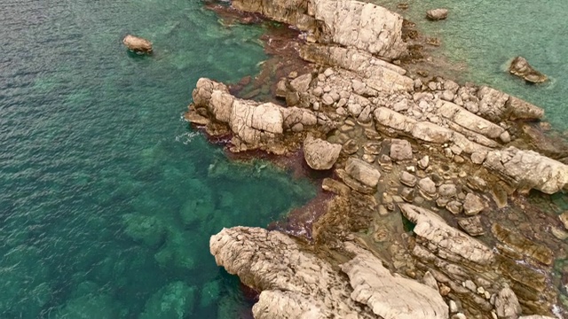 鸟瞰图的老城亚得里亚海海岸，黑山，Petrovac -股票视频视频素材