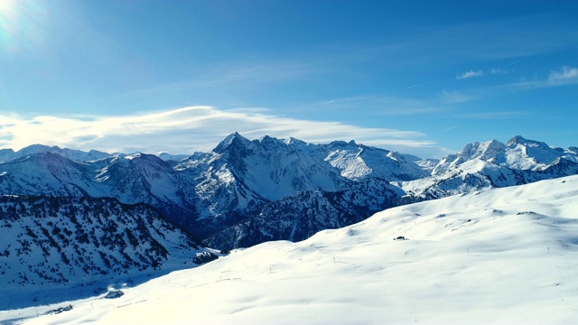 令人惊叹的山峰在冬天有雪和太阳。法国的山顶被雪覆盖着。冬天令人放松的白色风景。视频素材