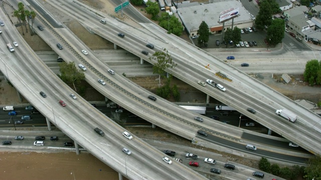 高架道路上车辆的鸟瞰图视频素材