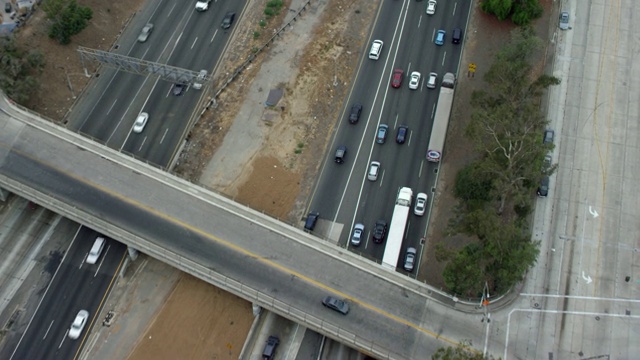 WS ZI TS高速公路上车辆的鸟瞰图视频素材