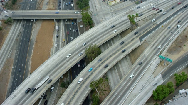 高架道路上车辆的鸟瞰图视频素材