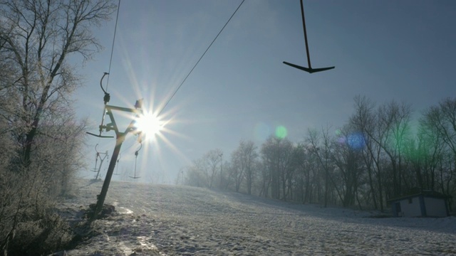 清晨太阳在Kraljevica山滑雪坡道上4K 2160p超高清倾斜镜头-塞尔维亚东部城镇Zajecar附近的滑雪坡道下的4K 3840X2160超高清视频视频素材