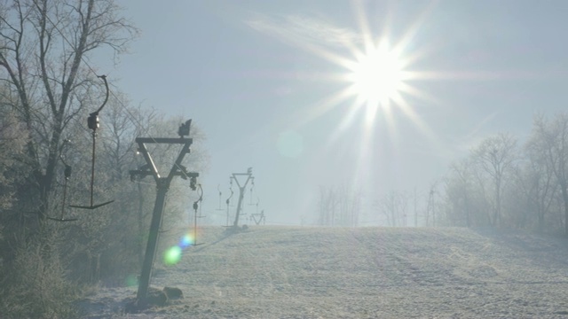 清晨太阳在Kraljevica山滑雪坡道上4K 2160p超高清视频-塞尔维亚东部城镇Zajecar附近的滑雪坡道下的4K 3840X2160超高清视频视频素材