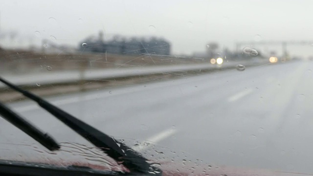 汽车挡风玻璃雨刷在下雨时工作，视频素材