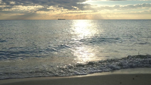 海浪和海洋太阳日落的观点从海滩视频素材