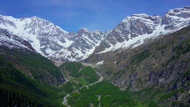 意大利阿尔卑斯山脉上的高山拔地而起视频下载