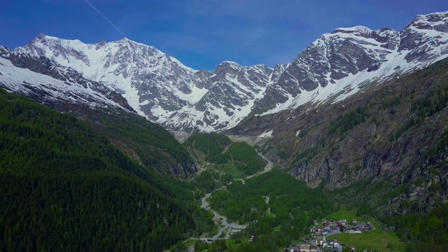 意大利阿尔卑斯山脉上的高山拔地而起视频下载