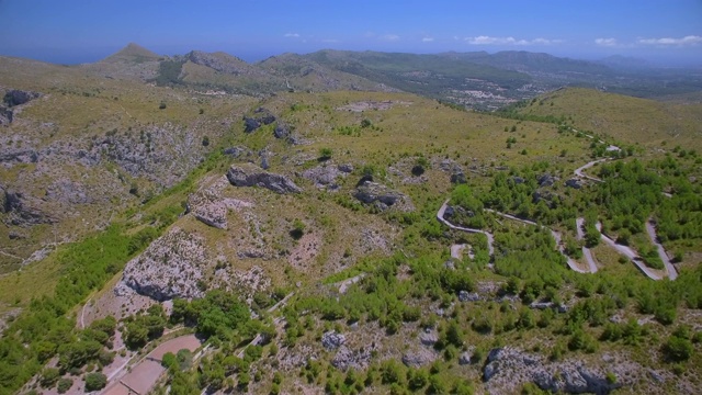 从空中俯瞰Artà山(Serra Artana或Massis d’arta)，橄榄树和发夹弯-巴利阿里群岛，马略卡/西班牙视频素材