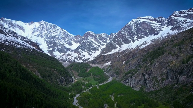 空中的意大利阿尔卑斯山脉在大山里拉了过来视频下载