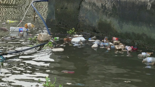 漂浮在河里的垃圾视频下载