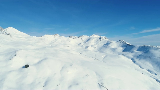 蓝天下，飞越雪山。法国的山顶被雪覆盖着。冬天令人放松的白色风景。视频素材