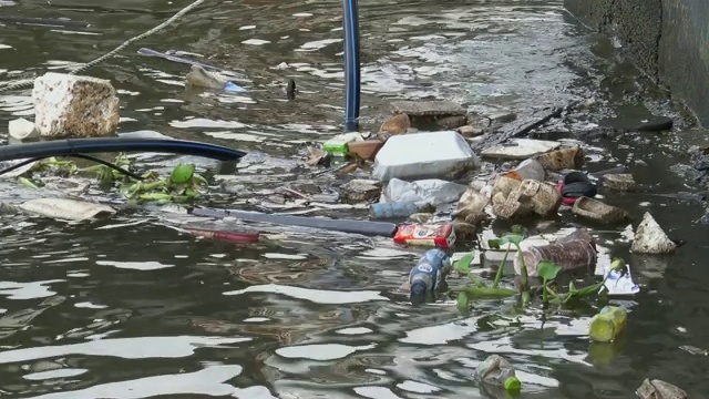 垃圾漂浮在泰国河视频素材