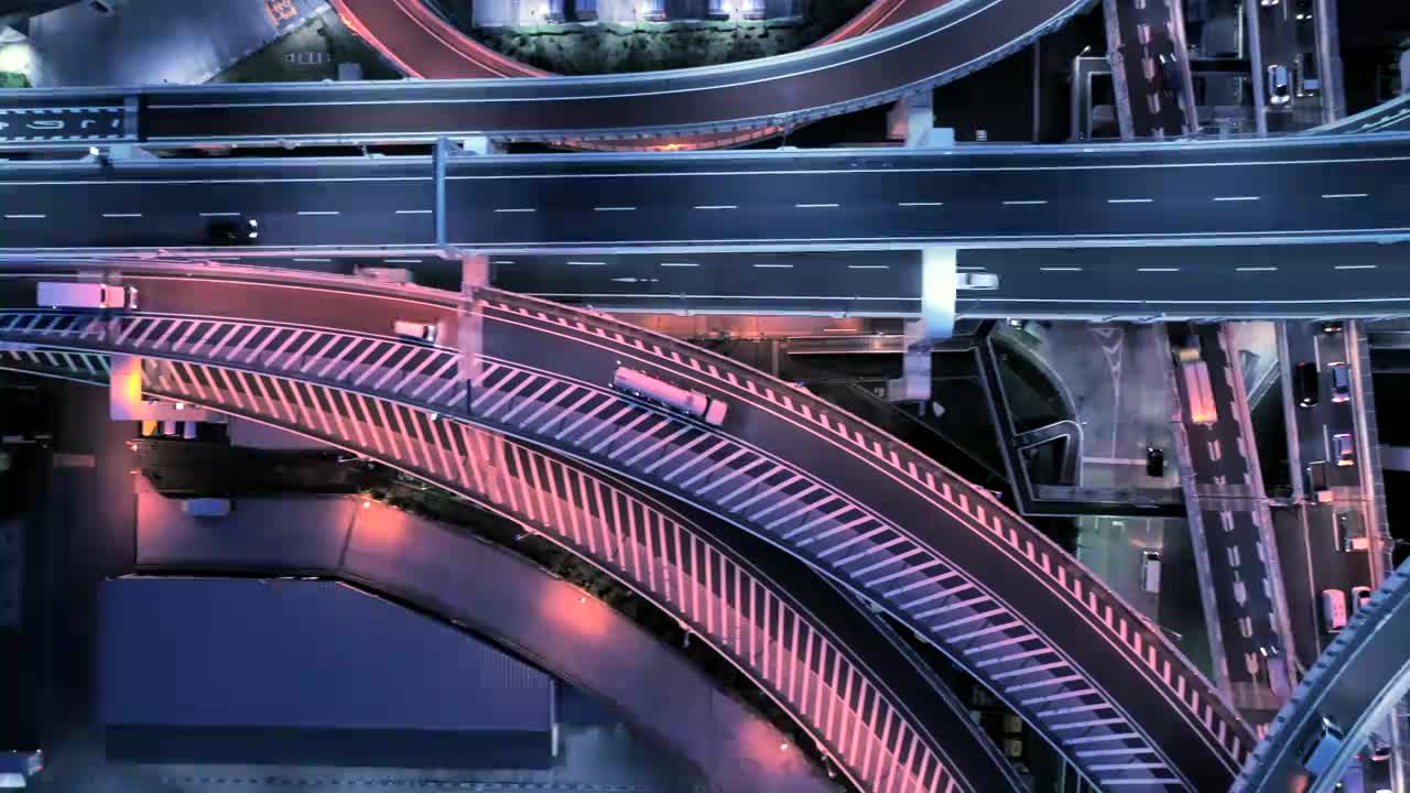 夜间多车道公路鸟瞰图视频素材