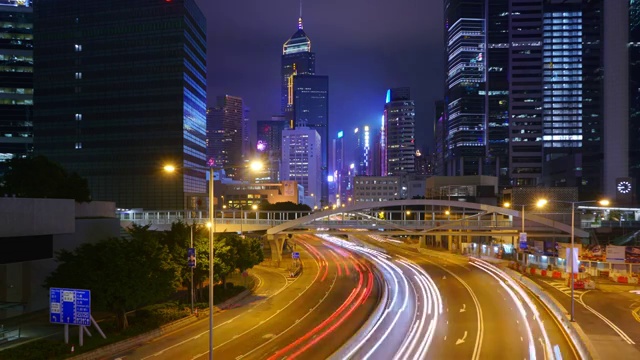 夜间的交通延时和香港摩天大楼景观。视频素材