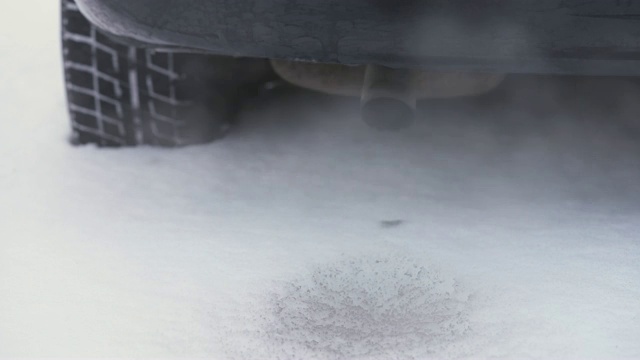 柴油动力汽车的有毒废气从排气管排放到雪白的雪地上。视频素材