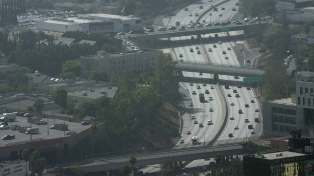 在城市公路上行驶的车辆鸟瞰图视频素材