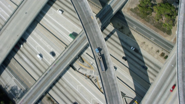 公路十字路口车辆鸟瞰图视频素材