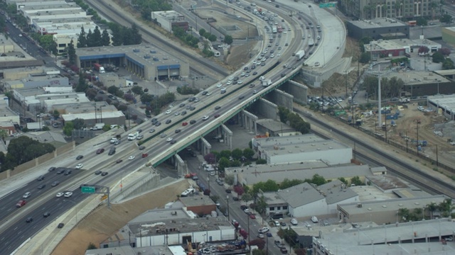 在城市公路上行驶的车辆鸟瞰图视频素材