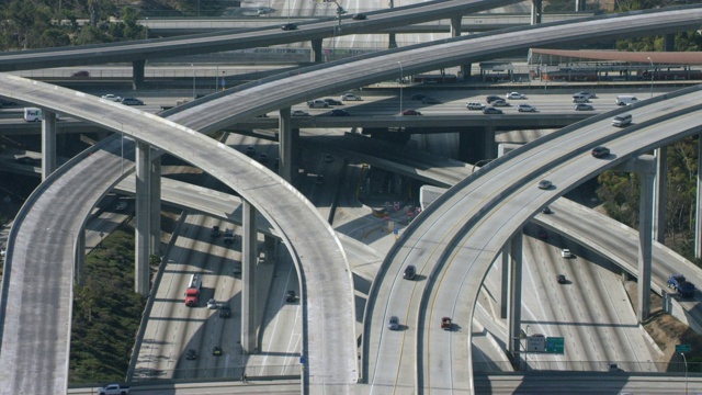 公路十字路口车辆鸟瞰图视频素材