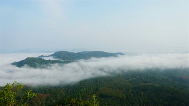 时光流逝，日出和山上的雾。视频素材