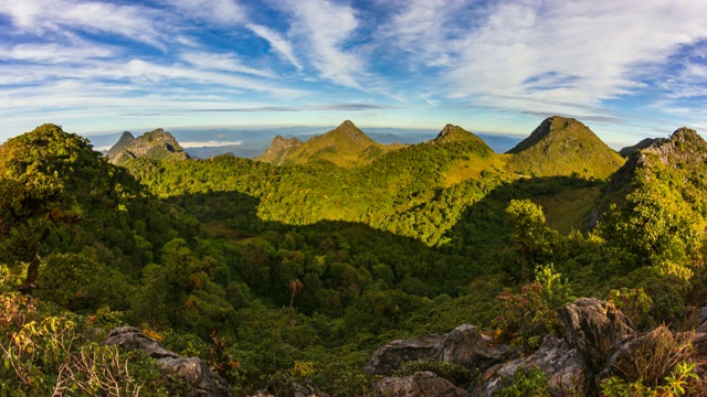 泰国清迈，Doi Luang Chiang Dao山地标自然旅游胜地4K Time Lapse(向下倾斜)视频素材