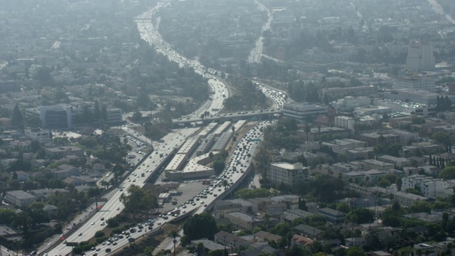 城市高速公路交通的鸟瞰图，视频素材