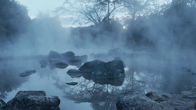 一池滚烫的温泉视频素材